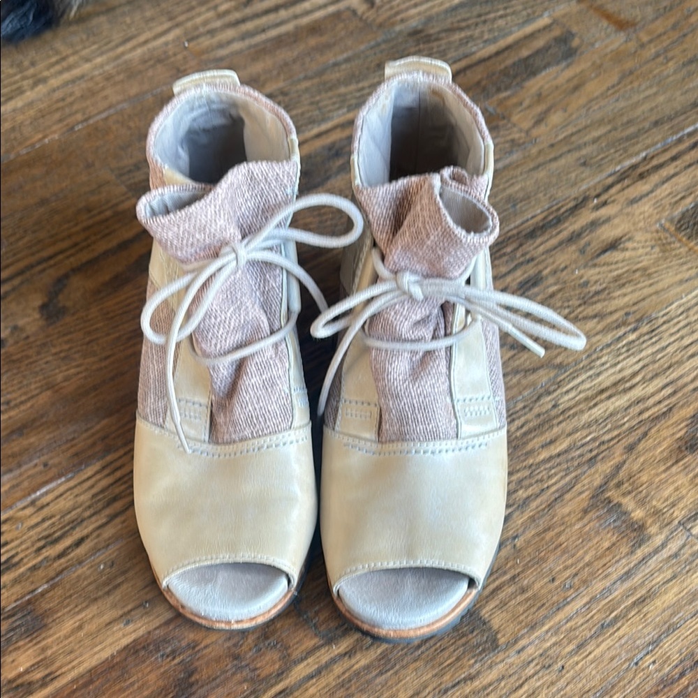 Sorel Tan Boots Comfortable Modern Design